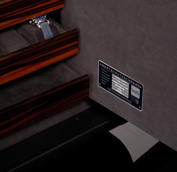 Buben-Zorweg SAFE VANGUARD. Включает в себя систему подзавода часов и сейф. Производство Германия.  