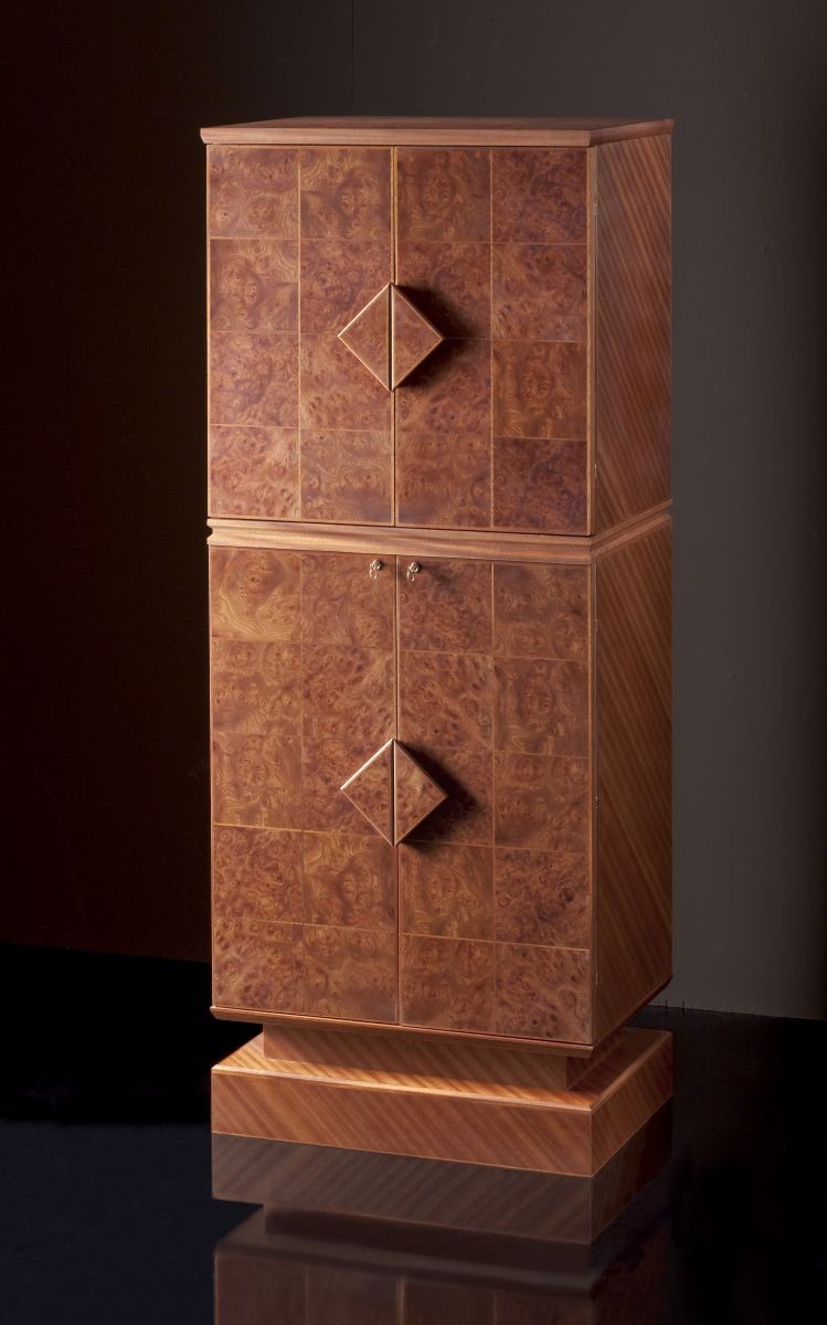 Арт.9089 TOCCO MAGICO. Сейф-шкаф из корневища вяза и красного дерева для часов и драгоценностей. Agresti Италия.  