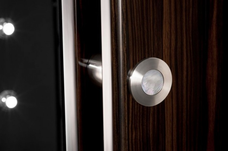 Buben-Zorweg SOLITAIRE VISION. Включает в себя сейф, подзавод часов, часы, хьюмидор, Hifi система и бар.  