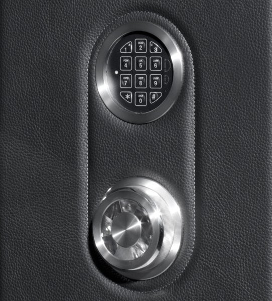 Buben-Zorweg COLLECTOR SAFE XL. Включает в себя сейф и систему подзавода часов. 