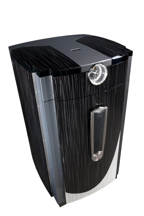 Сейф Buben-Zorweg Titan Prestige. Включает в себя подзавод часов, часы, хьюмидор, HiFi систему. 
