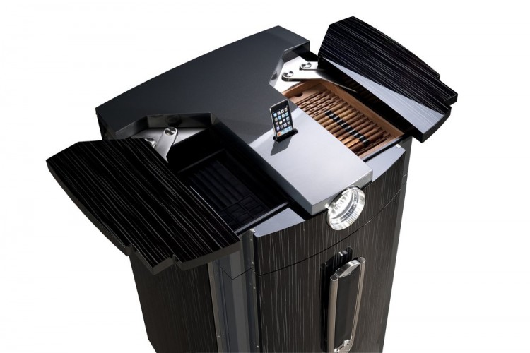 Сейф Buben-Zorweg Titan Prestige. Включает в себя подзавод часов, часы, хьюмидор, HiFi систему. 