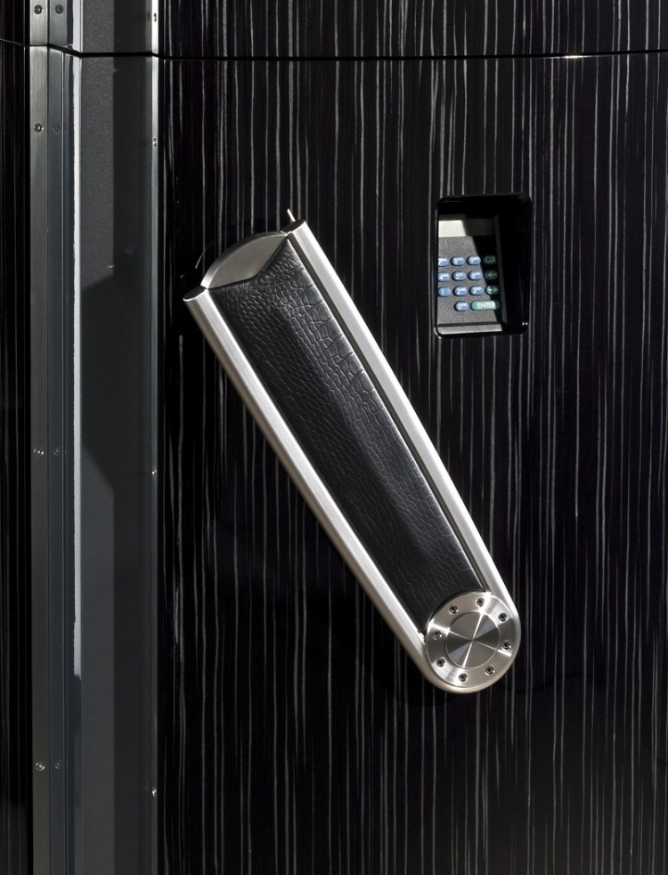Сейф Buben-Zorweg Titan Prestige. Включает в себя подзавод часов, часы, хьюмидор, HiFi систему. 