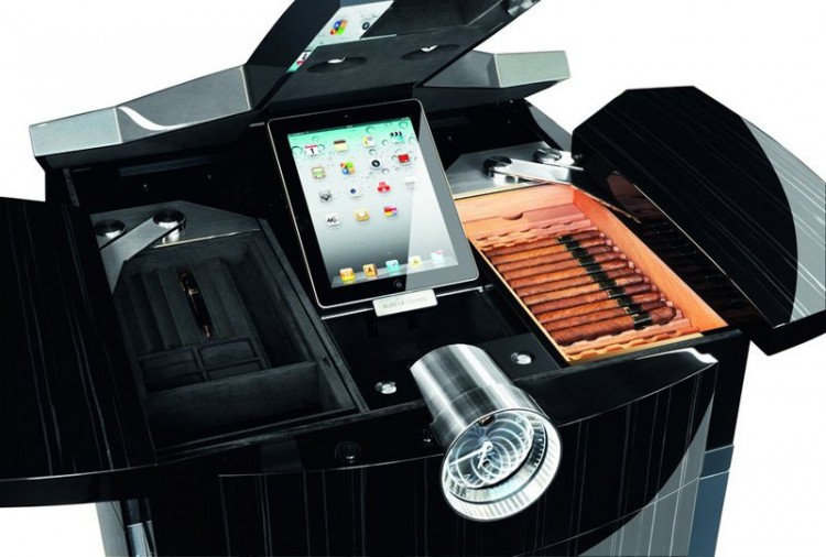 Сейф Buben-Zorweg Titan Prestige. Включает в себя подзавод часов, часы, хьюмидор, HiFi систему. 