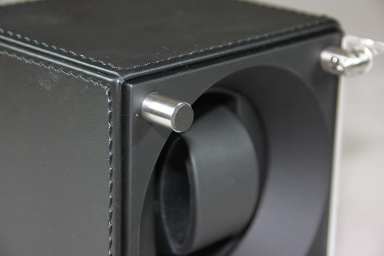 Арт. SK03.AE001 Шкатулка для 3-х часов с автоподзаводом. Swiss Kubik Geneva. Серия Aluminium. BLACK. Сделано в Швейцарии.