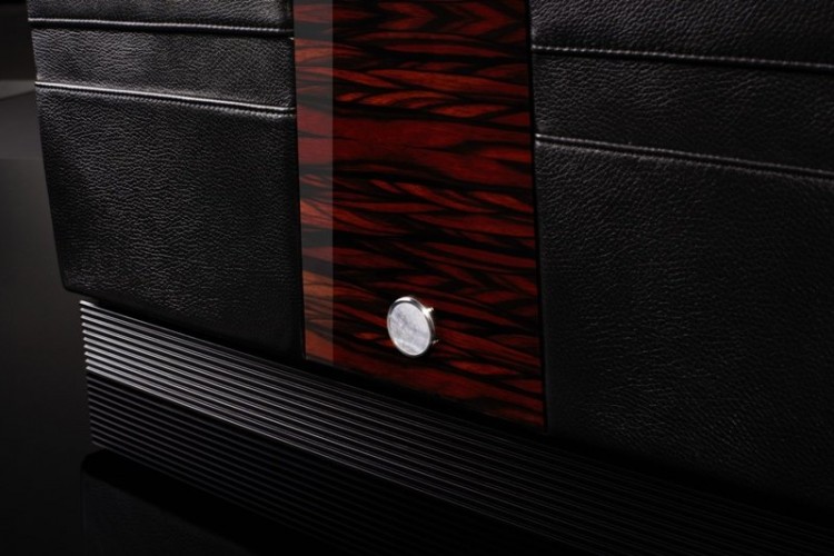 Сейф Buben-Zorweg X-007. Включает в себя систему подзавода часов и сейф. 