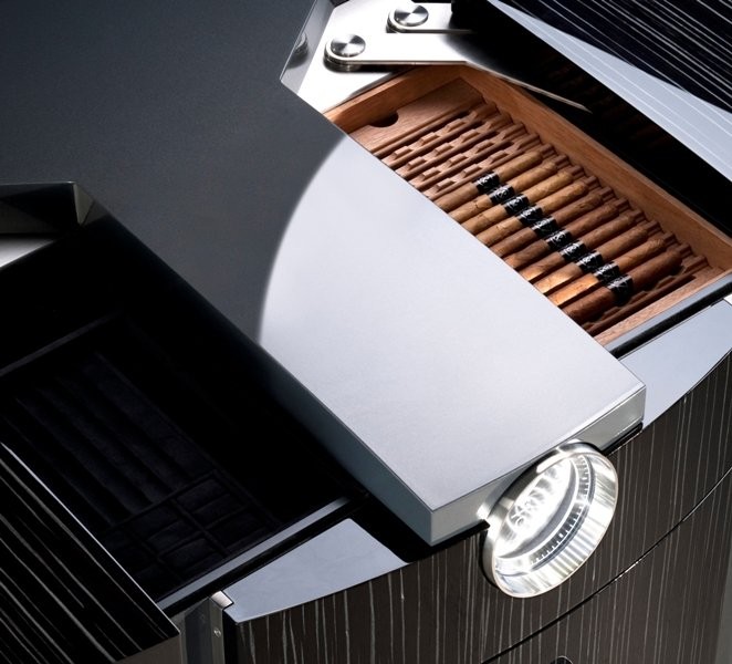 Сейф Buben-Zorweg Titan Prestige. Включает в себя подзавод часов, часы, хьюмидор, HiFi систему. 