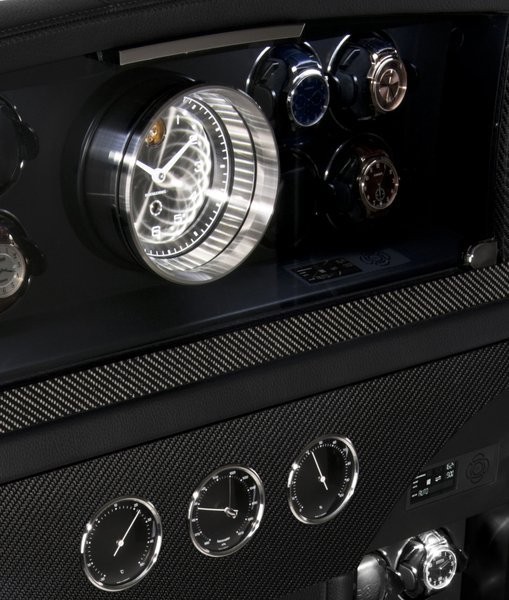 Buben-Zorweg PYTHON CONNOISSEUR HIFI Включает в себя подзавод часов, часы, хьюмидор, систему Hi-Fi и метеостанцию. 