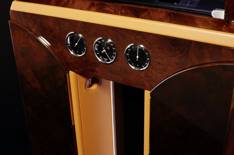 Buben-Zorweg PYTHON CONNOISSEUR HIFI Включает в себя подзавод часов, часы, хьюмидор, систему Hi-Fi и метеостанцию. 