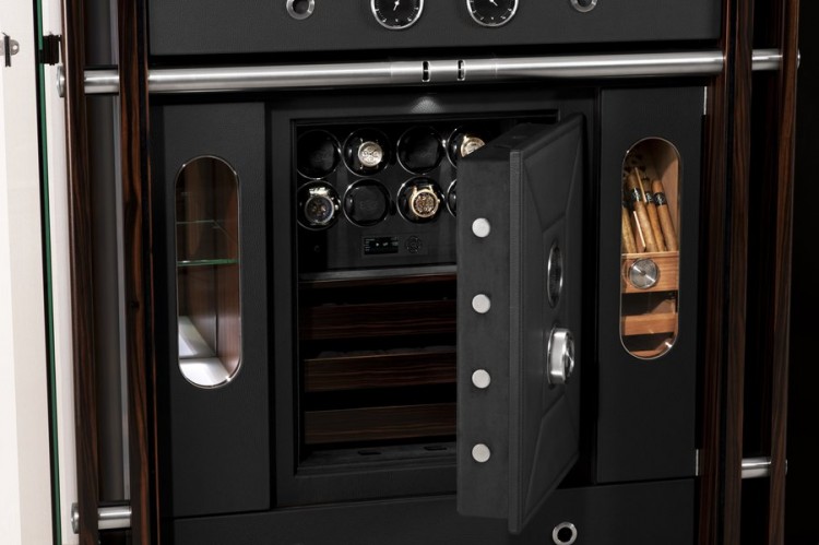 Buben-Zorweg SOLITAIRE WORLD TIME TOURBILLON. Включает в себя сейф, подзавод часов, часы, хьюмидор, Hifi система и бар. 