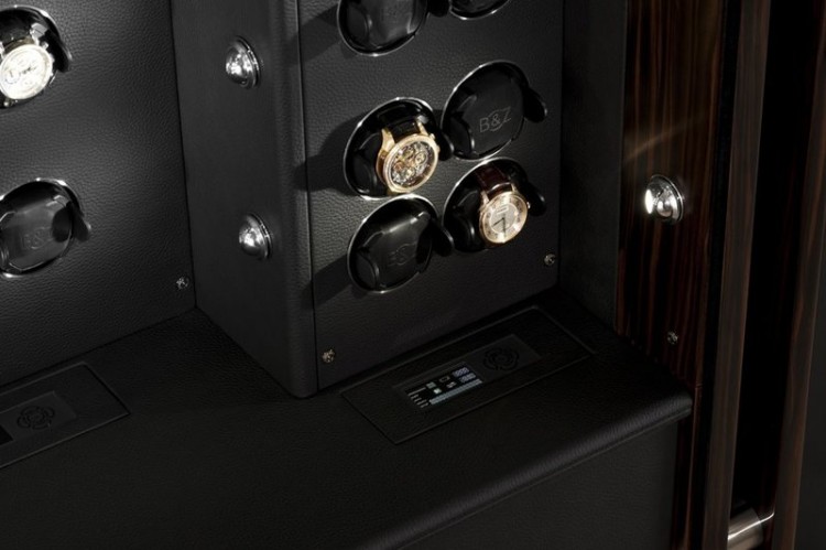 Buben-Zorweg SOLITAIRE WORLD TIME TOURBILLON. Включает в себя сейф, подзавод часов, часы, хьюмидор, Hifi система и бар. 