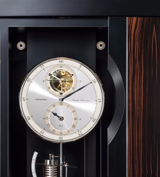 Buben-Zorweg GRANDE PRÉCISION CONNOISSEUR. Включает в себя систему подзавода часов, напольные часы и хьюмидор. 