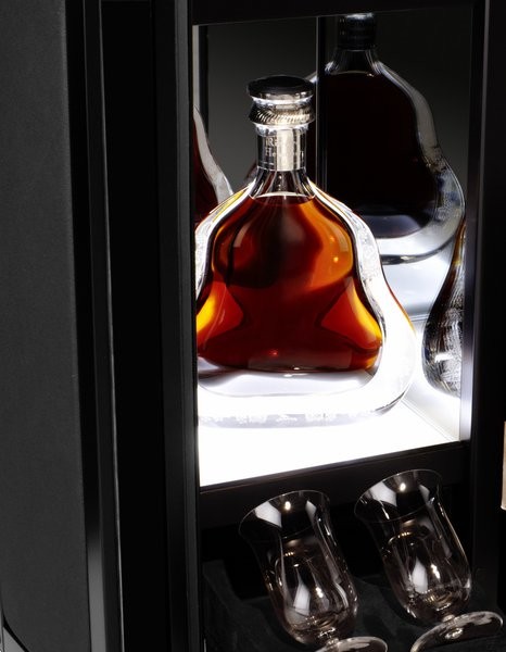Buben-Zorweg GRANDE PRÉCISION CONNOISSEUR. Включает в себя систему подзавода часов, напольные часы и хьюмидор. 