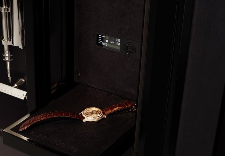 Buben-Zorweg GRANDE PRÉCISION CONNOISSEUR. Включает в себя систему подзавода часов, напольные часы и хьюмидор. 