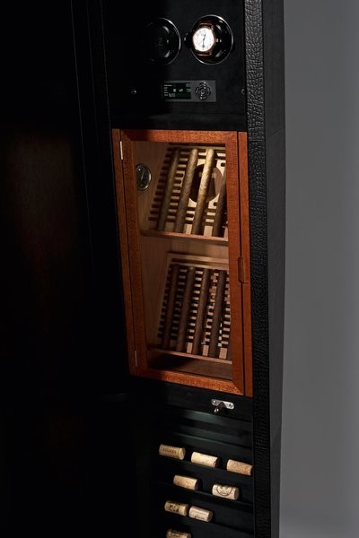 Buben-Zorweg GRAND AFICIONADO. Включает систему подзавода часов, винный бар, сейф, часы, хьюмидор.  